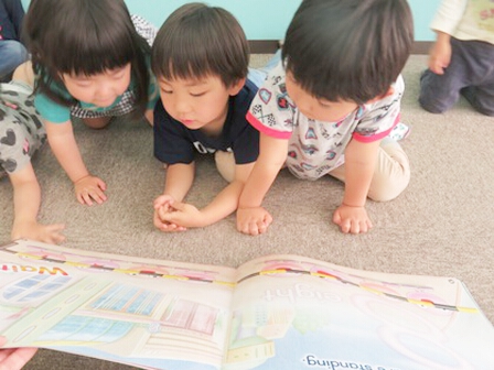 幼稚園本を読む1